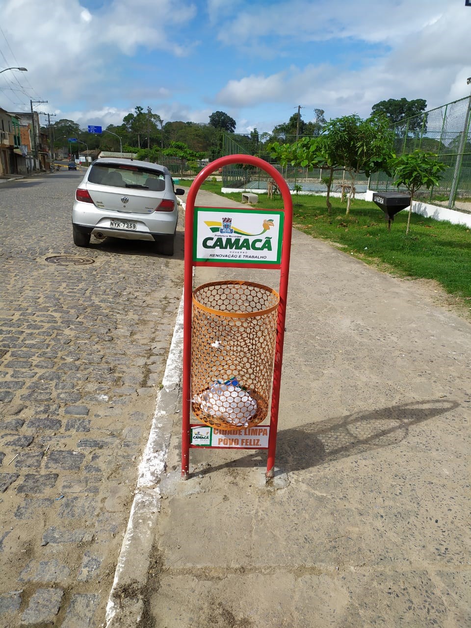 Camacã: Novas lixeiras estão sendo colocadas na cidade

